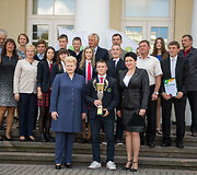 Dalia Grybauskaitė apdovanojo praėjusių mokslo metų Lietuvos mokyklų žaidynių nugalėtojus.