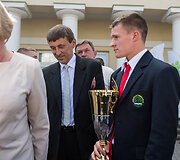 Dalia Grybauskaitė apdovanojo praėjusių mokslo metų Lietuvos mokyklų žaidynių nugalėtojus.