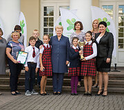 Dalia Grybauskaitė apdovanojo praėjusių mokslo metų Lietuvos mokyklų žaidynių nugalėtojus.