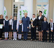 Dalia Grybauskaitė apdovanojo praėjusių mokslo metų Lietuvos mokyklų žaidynių nugalėtojus.