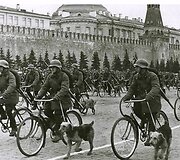 Sovietų kariai per paradą Raudonojoje aik&scaron;tėje (1936 m.)