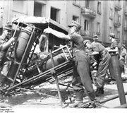 Vokiečių kariai Var&scaron;uvos sukilimo metu rengia &scaron;ūviui reaktyvinių minosvaidžių sistemą &bdquo;Nebelwerfer&ldquo;. (1944 m. rugpjūtis&ndash;rugsėjis)