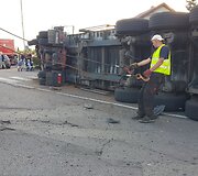 Klaipėdoje apvirto vilkikas