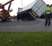 Klaipėdoje apvirto vilkikas