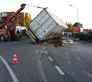Klaipėdoje apvirto vilkikas