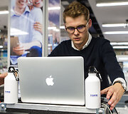 Oficialios prekybos telefonais &bdquo;iPhone8&ldquo; pradžia parduotuvėje &bdquo;Apple Shop Lietuva&ldquo;