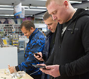 Oficialios prekybos telefonais &bdquo;iPhone8&ldquo; pradžia parduotuvėje &bdquo;Apple Shop Lietuva&ldquo;