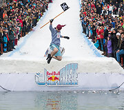 Beproti&scaron;kas &bdquo;Red Bull Jump & Freeze&ldquo; renginys Liepkalnyje