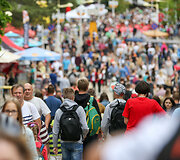 Palangos gatvės užsipildė poilsiautojais.