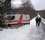 Į medį atsitrenkęs greitosios pagalbos automobilis