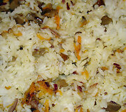 Pjaustytų svogūnų, morkų ir grybų mi&scaron;inį kepkite 5&ndash;6 minutes. Suberkite virtus ryžius. Viską gerai i&scaron;mai&scaron;ykite, pagardinkite druska, pipirais ir pakepkite apie porą minučių