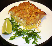 Prie&scaron; patiekdami užkepėlę pabarstykite žalumynais. Skiltelė citrinos irgi nepakenktų