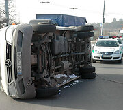 Apvirtęs mikroautobusas