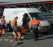 Atverstas mikroautobusas