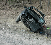 Atverčiamas apvirtęs automobilis