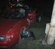 Automobilis ir stulpas