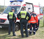 Policininkai ir medikai prie nukentėjusiojo
