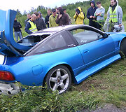 Į minią įsirėžęs automobilis