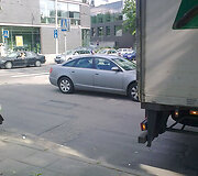 Vilkikui trukdęs automobilis
