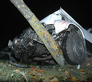 Į medį įsirėžęs automobilis