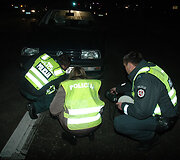 Policija apžiūrinėja žmogų pervažiavusį automobilį