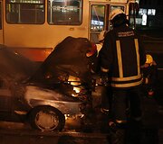 Ugniagesiai gesina automobilį