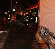 Ugniagesiai gesina automobilį