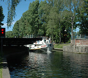 Tiltas pasuktas, kanalu plaukia laivai