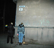 Policijos pareigūnai ir ekspertai apžiūri įvykio vietą