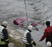 Į krantą traukiamas nuskendęs automobilis