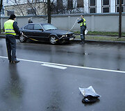 Policininkai matuoja avarijos vietą
