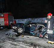 Ugniagesys prie sumaitoto automobilio