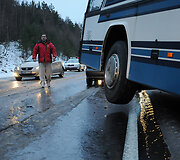 Autobuso ratai po avarijos pakibo vir&scaron; važiuojamosios kelio dalies
