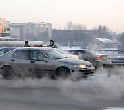 Automobilis &bdquo;Saab&ldquo; i&scaron;laužė apsauginę tvorelę