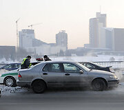 Automobilis &bdquo;Saab&ldquo; i&scaron;laužė apsauginę tvorelę