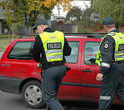 Policininkai matuoja avarijos vietą