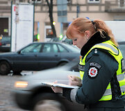 Policijos pareigūnė fiksuoja avarijos aplinkybes
