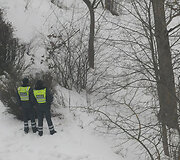 Policininkai stebi gelbėtojų darbą