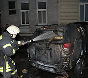 Ugniagesys gesina automobilį