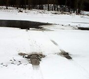 Automobilio vėžės ant upės ledo