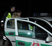 Policijos patruliai i&scaron;siveža nužudytojo sugyventinę
