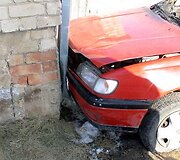Į namo sieną įsirėžęs automobilis