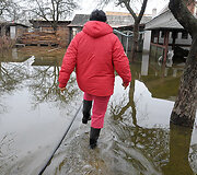 Ponia Irina brenda per užlietą kiemą