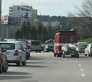 Gelbėtojai Neries pakrante vežasi valtį