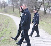 Ugniagesiai stebi upę