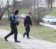 Gelbėtojai upės pakrantėje