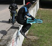 Gelbėtojai upės pakrantėje