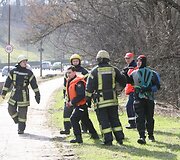 Gelbėtojai upės pakrantėje
