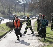 Gelbėtojai upės pakrantėje