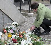 Vilniečiai prie Lenkijos ambasados atiduoda pagarbą žuvusiesiems aviakatastrofoje